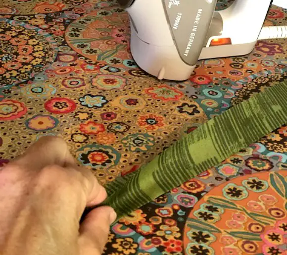 Simple Quilted Potholder Tutorial pinching binding in half