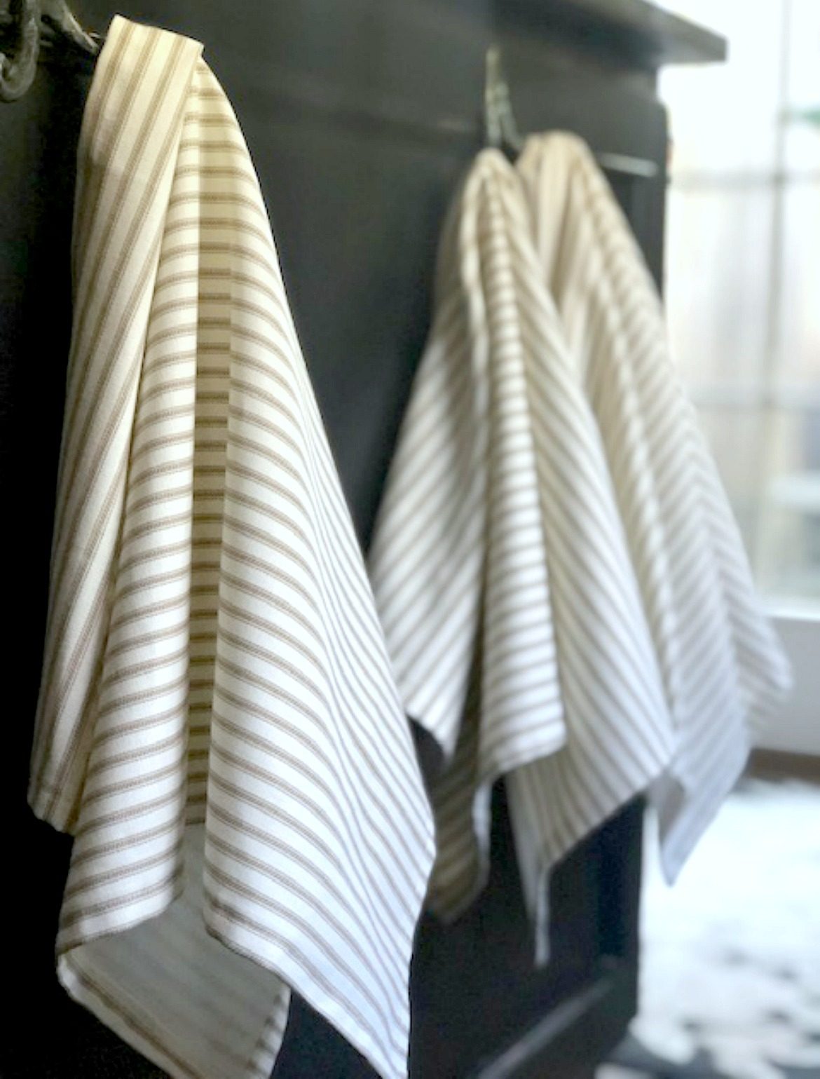 Making your own linen dish towels or kitchen towels is easy to do with this simple DIY tea towel tutorial. | It's My Sustainable Life @itsmysustainablelife #diylinendishtowels #makeyourownkitchentowels #diykitchentowels #itsmysustainablelife